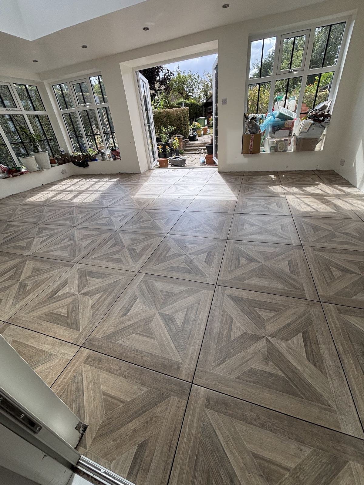 Conservatory floor in parquet-pattern wood-effect porcelain