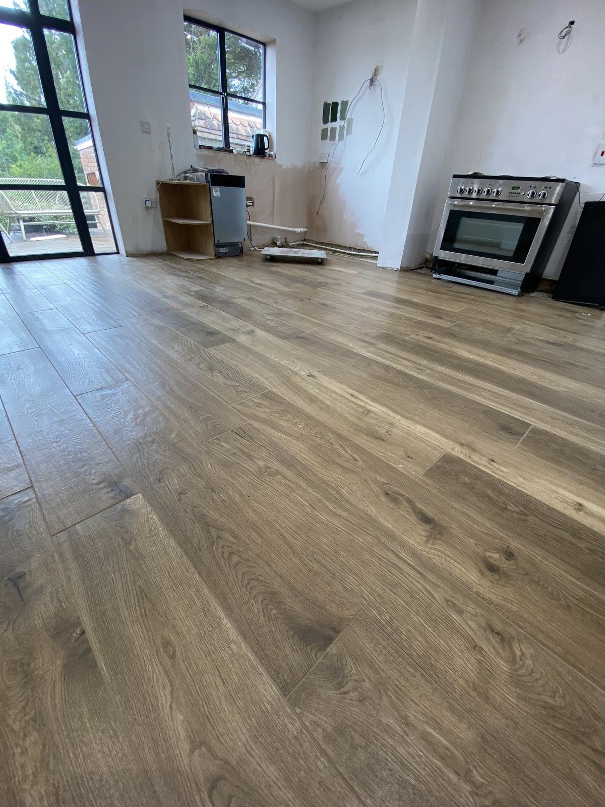 Sonja's kitchen floor in wood-effect porcelain
